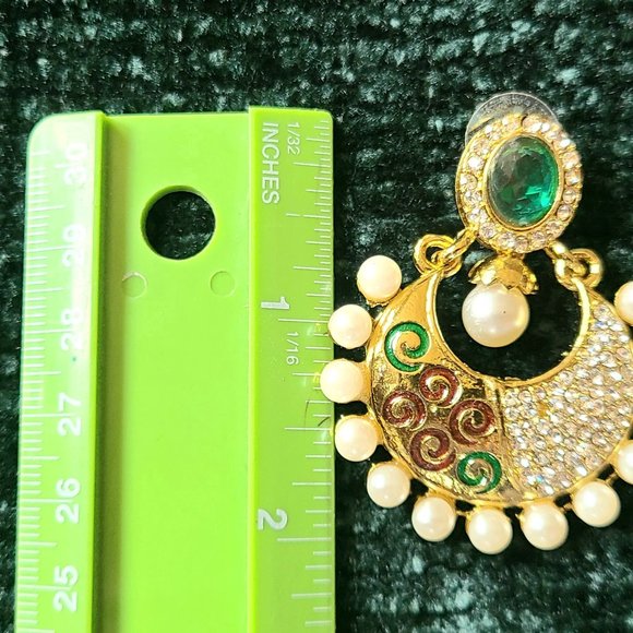 Beautiful- Semi-Precious Green/Clear Stones with Pearls - Round Earrings - Picture 11 of 12